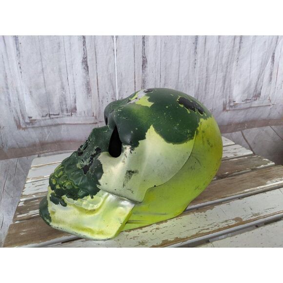 take one strobe skull Halloween decor prop - Picture 3 of 8